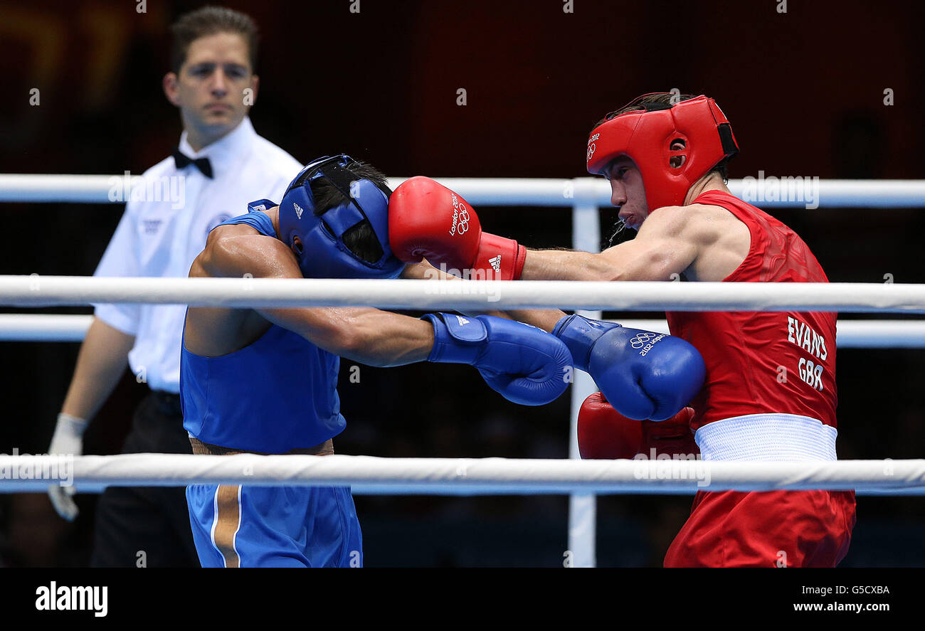 Großbritannien Fred Evans (rechts) im Einsatz gegen Kasachstan SERIP Sapiyev der Männer Boxing Welter-Weight Gold Medal Kampf in der Excel Arena, London. Stockfoto