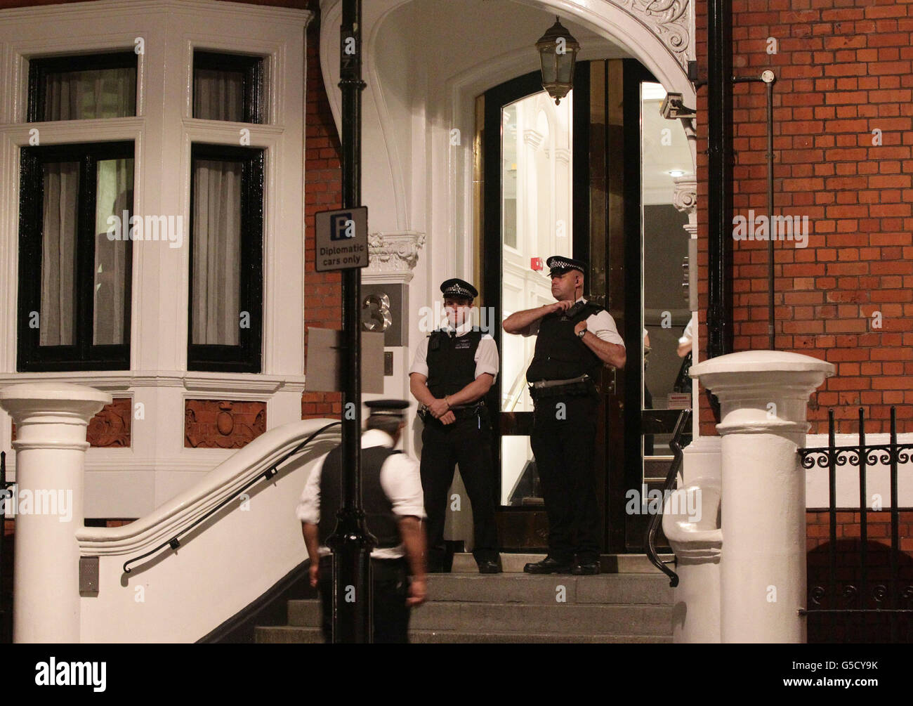 Polizeibeamte vor der ecudorianischen Botschaft im Zentrum von London, nachdem die britische Regierung den ecuadorianischen Behörden mitgeteilt hat, dass sie glaubt, in ihre Botschaft eintreten zu können und WikiLeaks-Gründer Julian Assange, der politisches Asyl beantragt, zu verhaften. Stockfoto