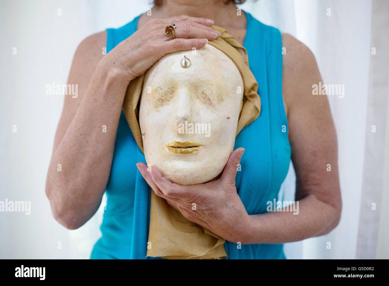 Eine Frau mit einer Maske mit keine Augen. Stockfoto