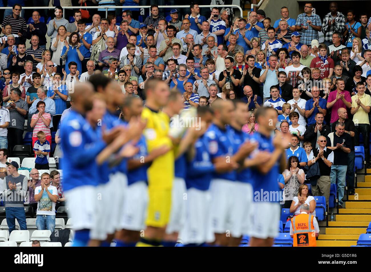 Birmingham City-Fans bei einem einminütigen Applaus zum Gedenken an die Clublegende Eddy Brown vor dem Start. Stockfoto