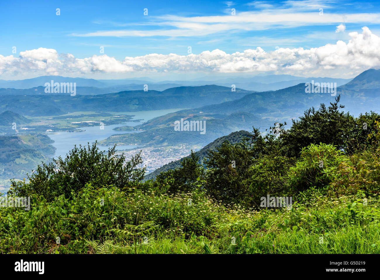 Blick vom Hügel in der Nähe von Antigua des Lago amatitlan in der Nähe von Guatemala City. Stockfoto