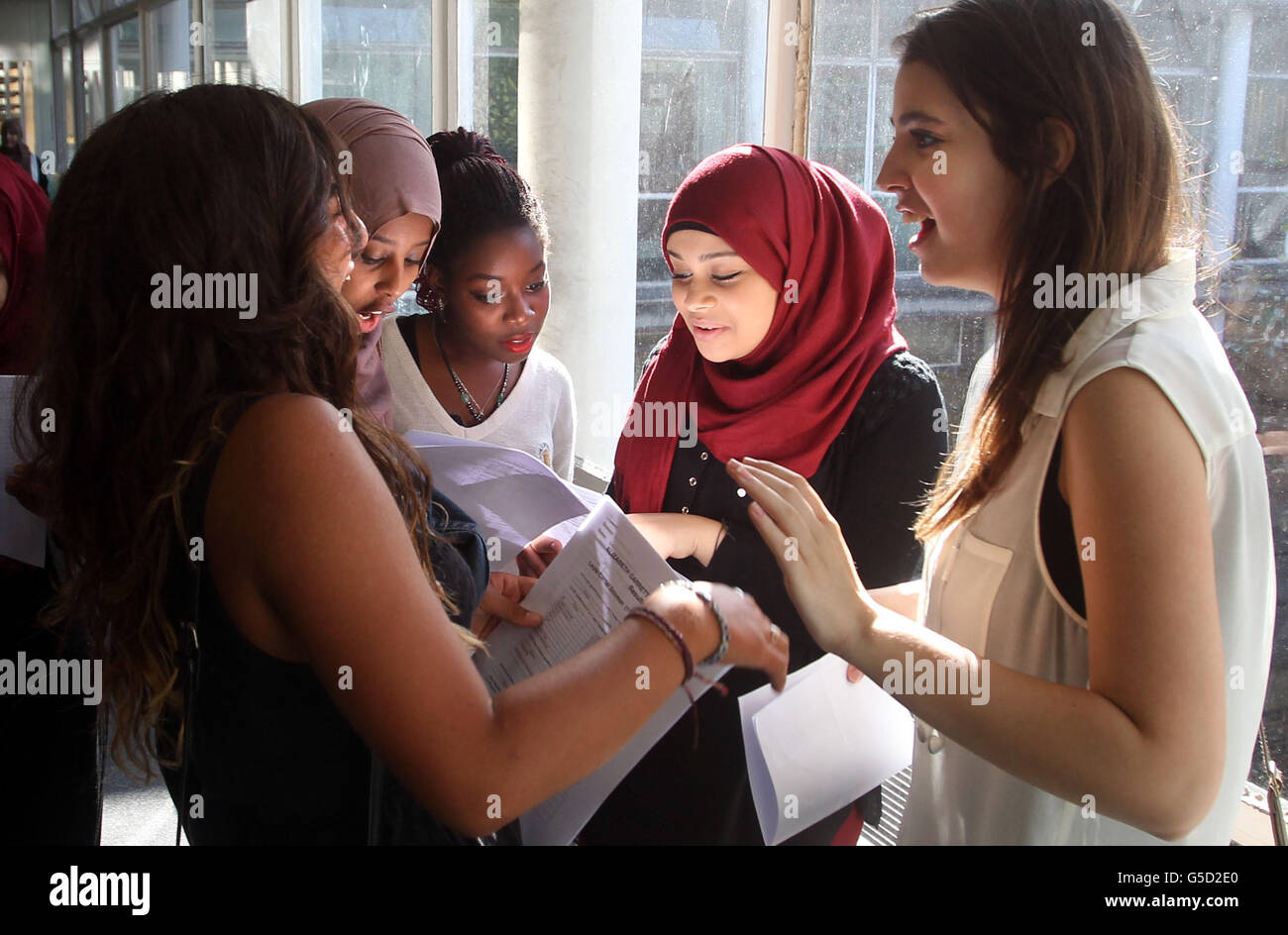 GCSE-Ergebnisse. Schüler der Elizabeth Garrett Anderson School for Girls in London sammeln ihre GCSE-Ergebnisse. Stockfoto