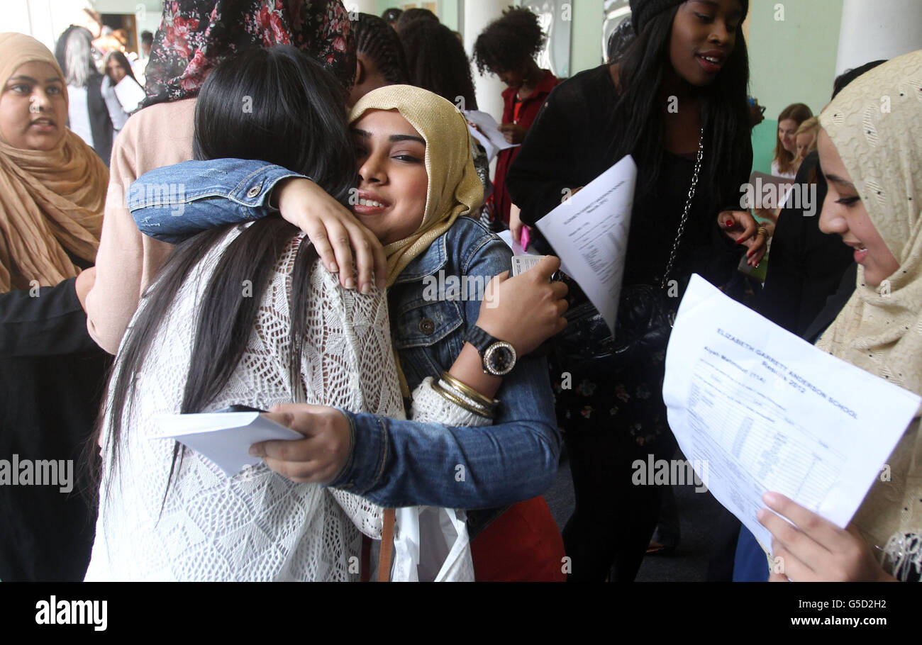 GCSE-Ergebnisse. Schüler der Elizabeth Garrett Anderson School for Girls in London sammeln ihre GCSE-Ergebnisse. Stockfoto