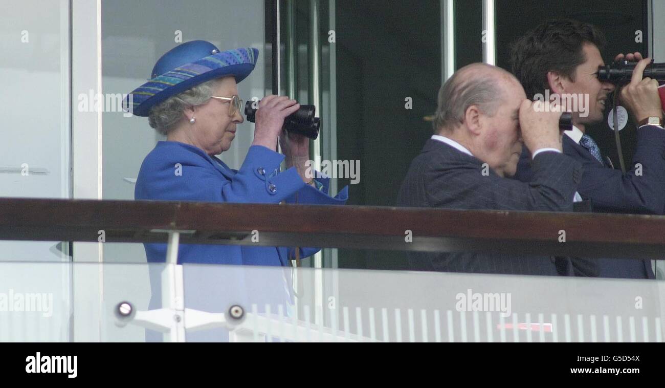 Die britische Königin Elizabeth II. Beobachtet das Rennen durch ein Fernglas während des Vodafone Derby-Treffens in Epsom in Surrey. Stockfoto