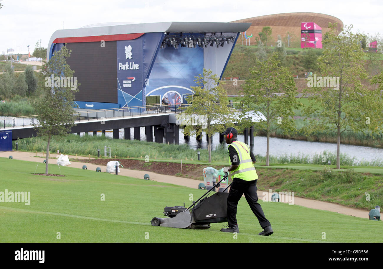 London Paralympic Games - Training und Vorbereitung. Die Bodenmitarbeiter bereiten das Gelände vor den Paralympischen Spielen vor, die morgen beginnen. Stockfoto