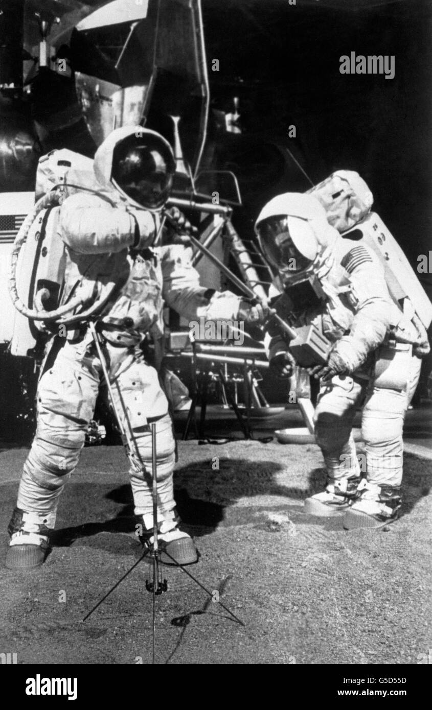 Mission Commander Neil Armstrong, links, und Mondmodul Pilot Edwin 'Buzz' Aldrin, arbeiten mit speziellen Werkzeugen, wie sie Lunar Surface-Aktivitäten üben. Armstrong verwendet eine Schaufelvorrichtung, um Boden- und Gesteinsproben aus einer simulierten Mondlandschaft zur Lagerung in einem Sack von Aldrin aufzunehmen. Stockfoto