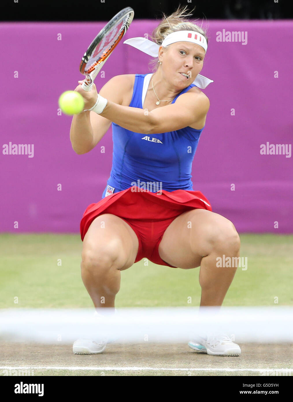 Damen-Tennis-Doppelspielerin Lucie Hradecka aus der Tschechischen Republik Im Finale gegen Serena und Venus Williams In Wimbledon bei den Olympischen Spielen 2012 in London Stockfoto
