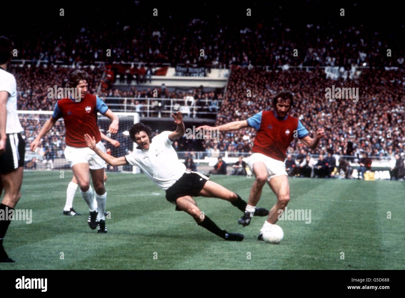 Fußball - FA-Pokalfinale - West Ham United gegen Fulham. Tommy Taylor und Billy verbindet West Ham United, Surround John Lacy of Fulham Stockfoto