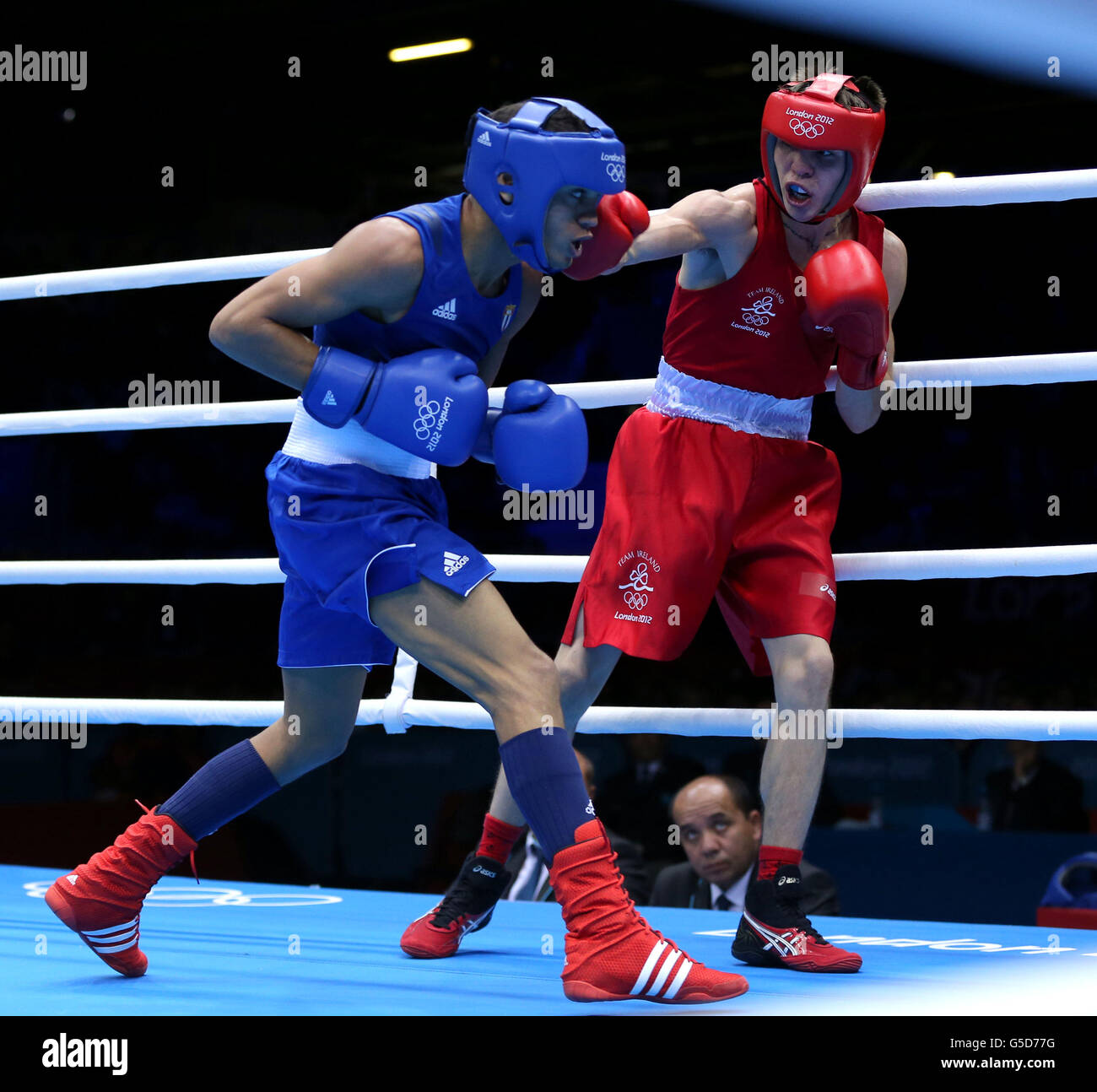 Irlands Boxer Micheal Conlan (rechts) bei der Niederlage gegen Kubas Robeisy Ramirez Carrazana im Halbfinale der Fly 52kg in der Excel Arena. Stockfoto