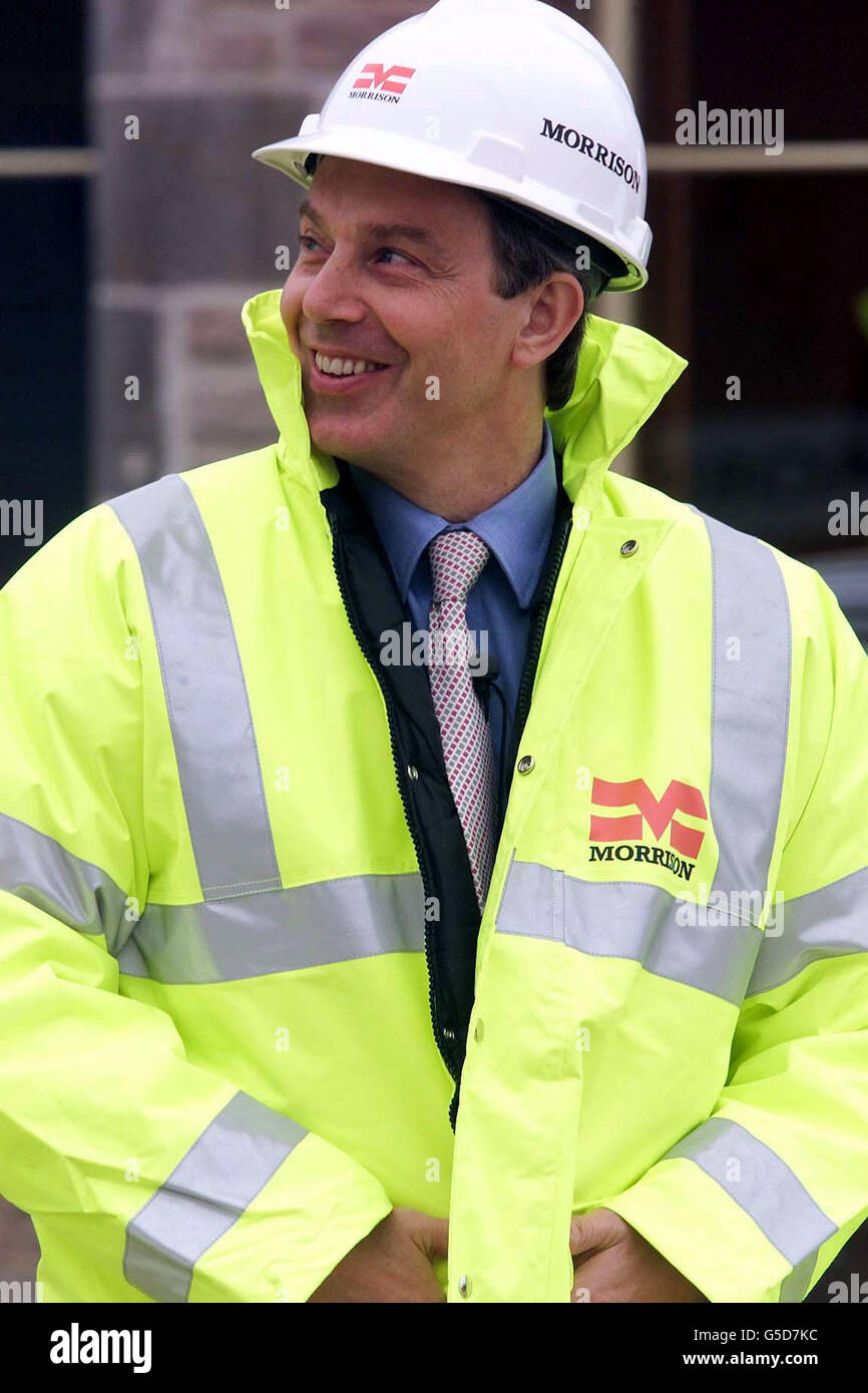 Premierminister Tony Blair besucht die Baustelle des Eastgate-Einkaufszentrums in Inverness. Blairs Flugbesuch in Inverness erfolgte am fünften Tag seiner Battle Bus Tour und beinhaltete einen 41-minütigen Flug vom Teesside Flughafen mit einer Titan Airways Boeing 737. Stockfoto