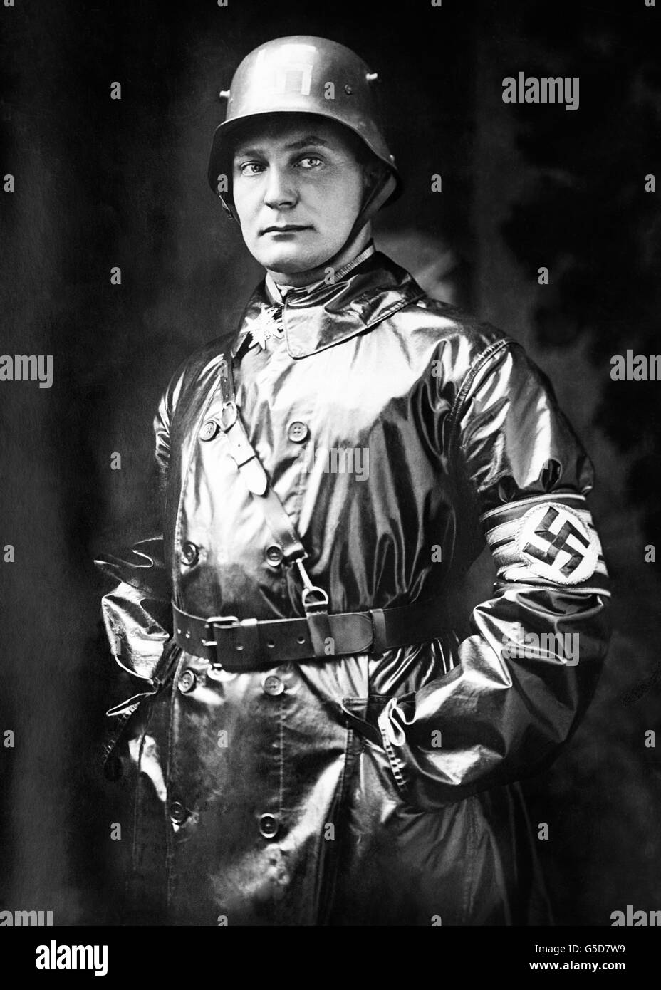 Ein Foto von Kapitän Hermann Göring aus dem Jahr 1923 als Oberbefehlshaber der SA. Goering trägt einen Stahlhelm der Ehrhardt Brigade, ein Hakenkreuz-Armband und den Blue Max, den er als Pilot während des Ersten Weltkriegs verdient hat. Stockfoto