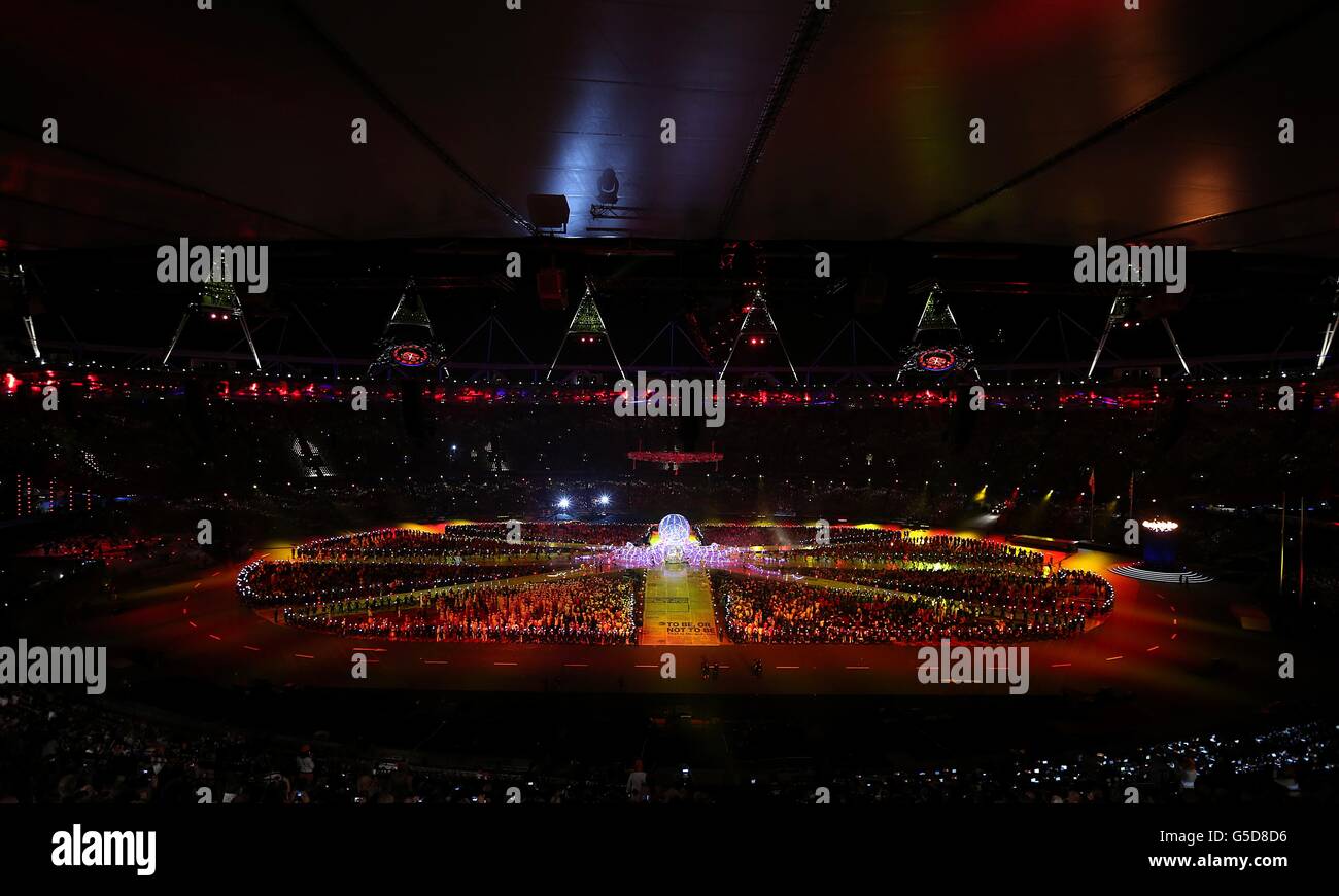 Norman Cook alias Fatboy Slim tritt während der Abschlusszeremonie der Olympischen Spiele 2012 im Londoner Olympiastadion auf. FOTO DER RRESS ASSOCIATION. Bilddatum: Sonntag, 12. August 2012. Siehe PA Story Olympics. Bildnachweis sollte lauten: David Davies/PA Wire. NUR FÜR REDAKTIONELLE ZWECKE Stockfoto