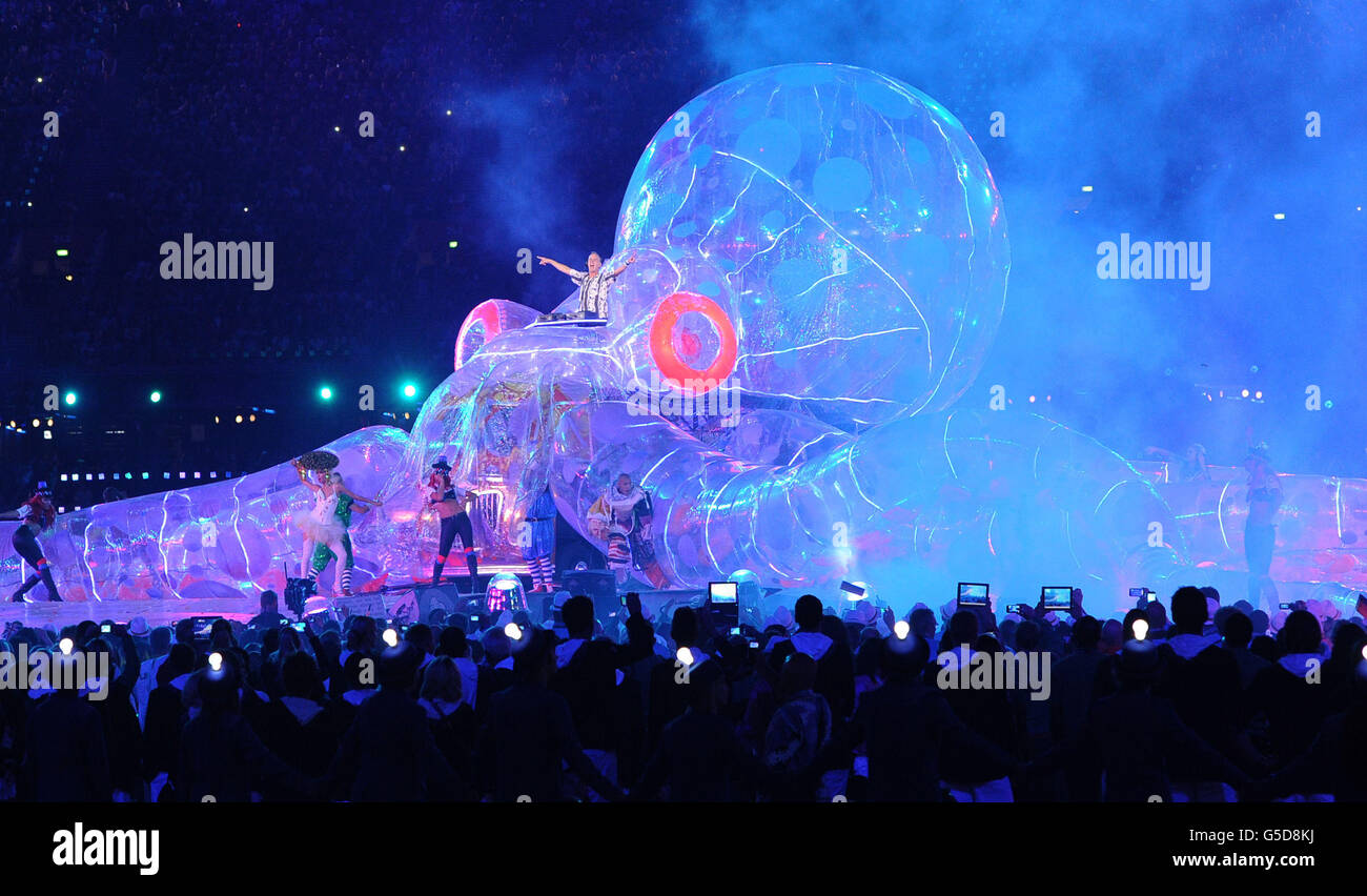 Olympische Spiele In London - Tag 16. Fat Boy Slim tritt während der Abschlussfeier der Olympischen Spiele 2012 in London auf Stockfoto