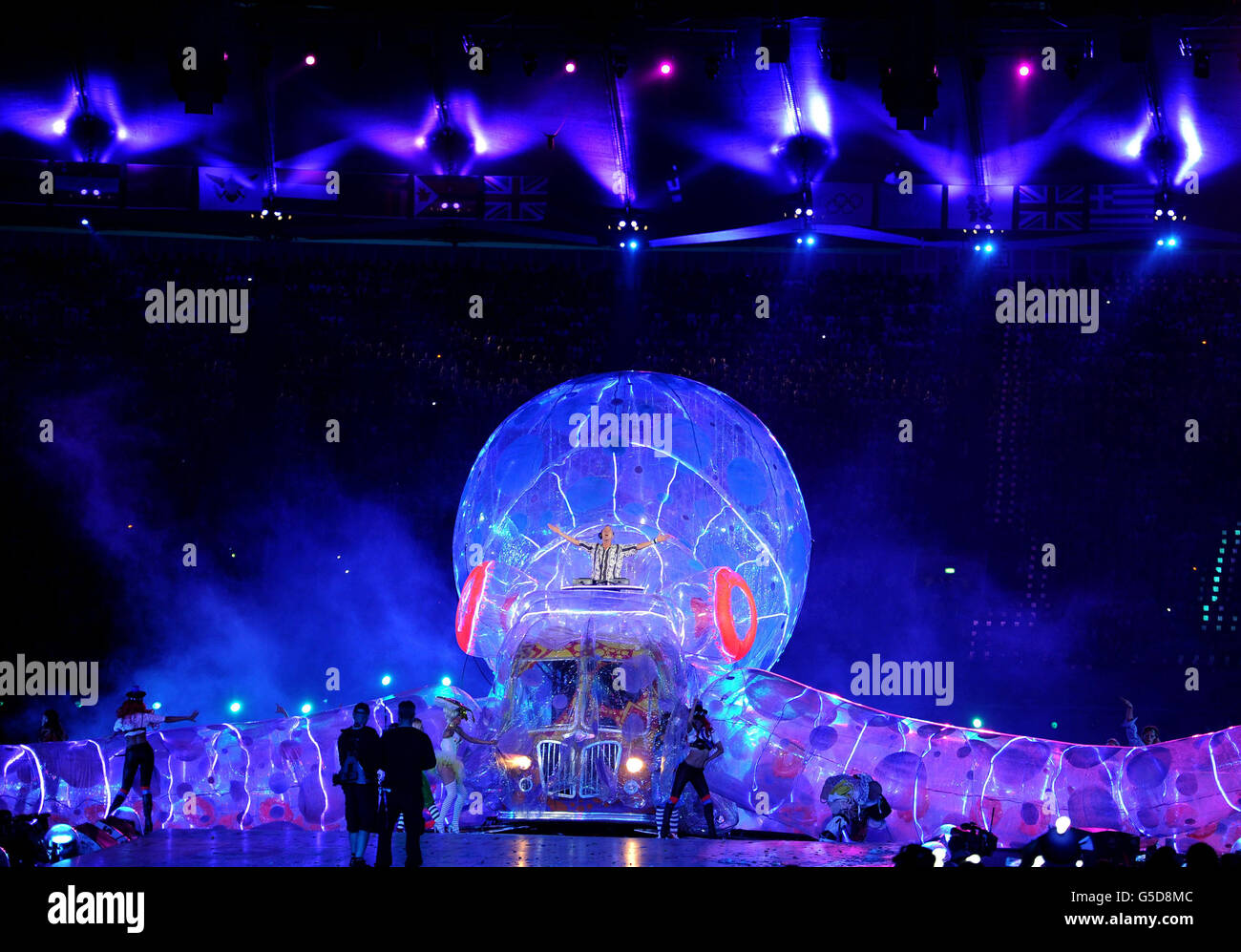 Olympische Spiele In London - Tag 16. Fat Boy Slim tritt während der Abschlussfeier der Olympischen Spiele im Olympiastadion in London auf. Stockfoto