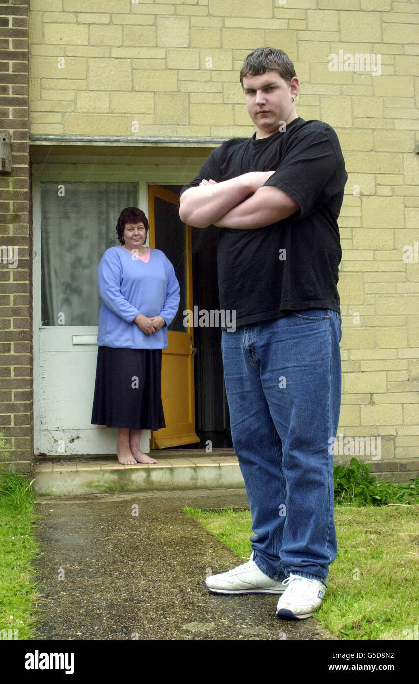 Schoollboy Martin Whelan im Alter von 14 Jahren und seine Mutter Judith Whelan vor ihrem Haus in Charminster in der Nähe von Dorchester, Dorset. 6 Fuß 5 in Martin, wurde gesagt, dass er seine Dorset-Sekundarschule verlassen solle, nachdem er angefangen hatte, Sportschuhe und Jeans zu tragen *... weil er keine passende Uniform finden konnte. Aber die stellvertretende Schulleiterin der Thomas Hardy School in Dorchester, Rebecca Dodman, sagte, dass er willkommen sei, zurückzugehen und ihm dabei zu helfen, eine neue Uniform zu finden. Stockfoto
