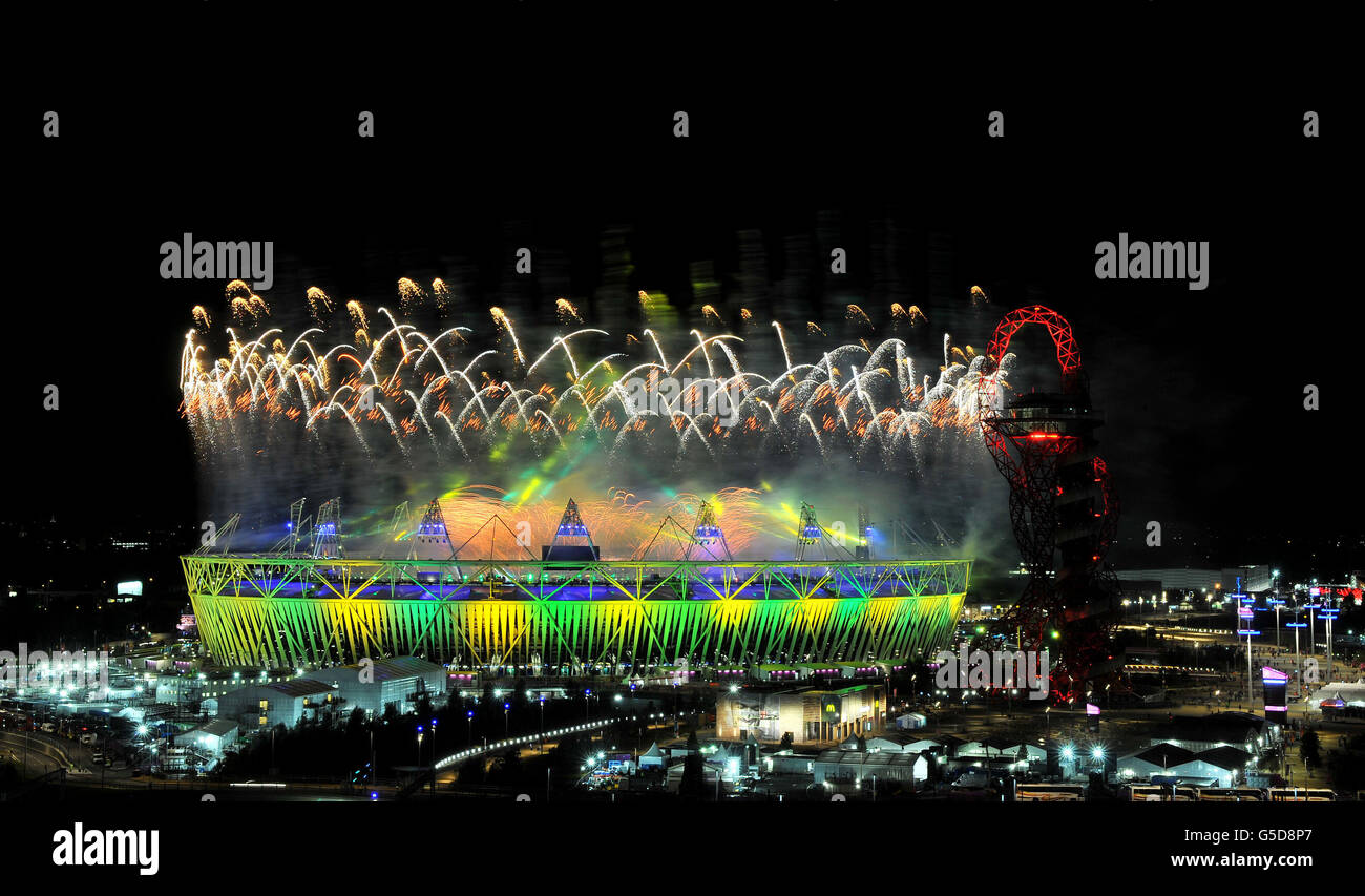 Feuerwerk erleuchtet den Himmel über dem Olympiastadion und dem Orbit während der Abschlussfeier der Olympischen Spiele 2012 in London. Stockfoto