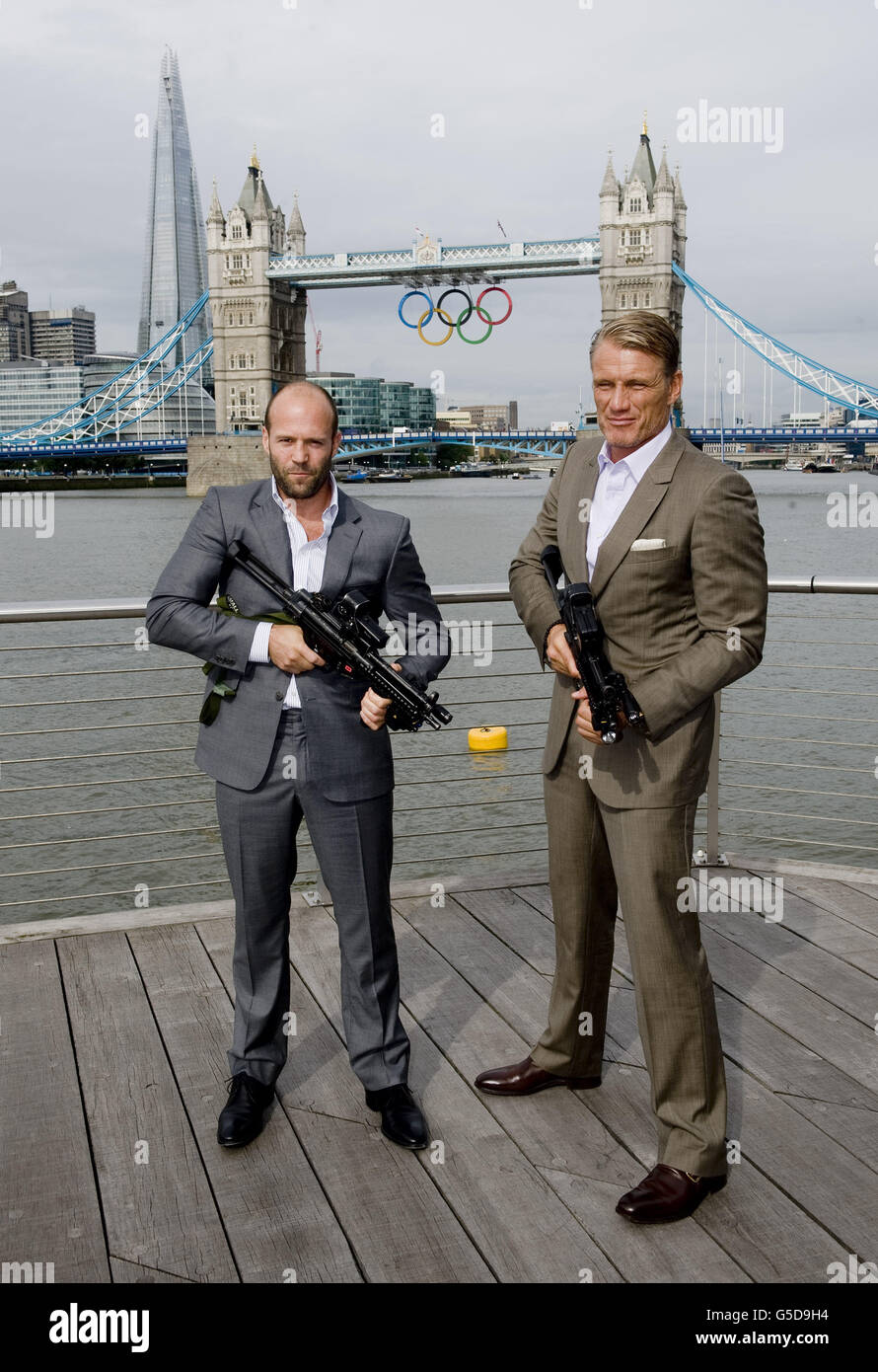 Jason Statham (links) und Dolph Lundgren besuchen Mitglieder der Royal Navy im Hauptquartier der Royal Navy Reserve von HMS President in London. Stockfoto