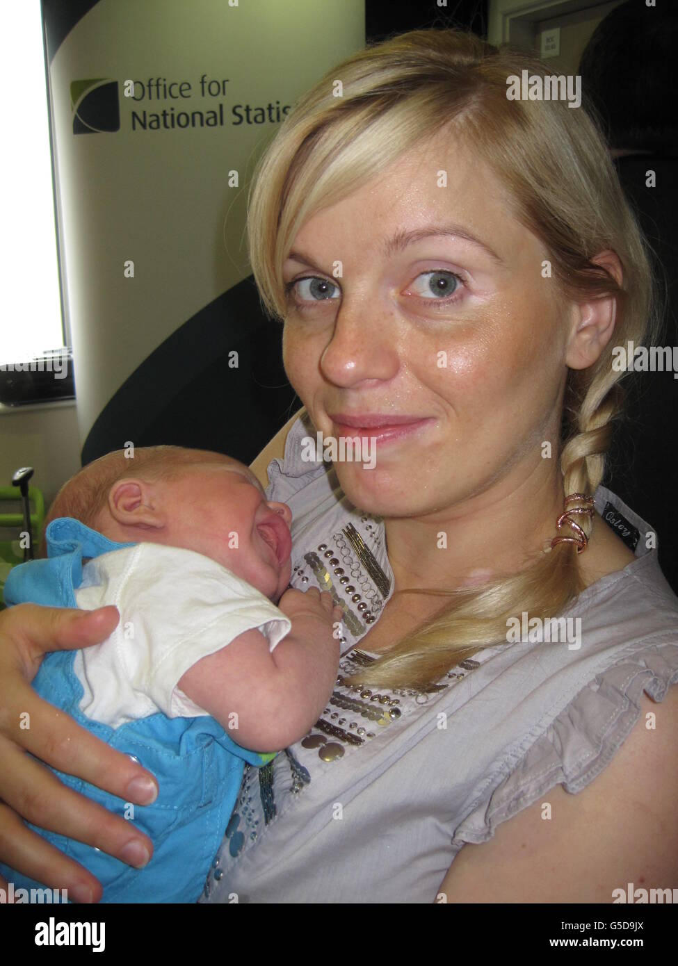 Justyna Jankowska, 33, mit dem drei Wochen alten Sohn Borys im Geburtszentrum des Universitätskrankenhauses Lewisham, London. Stockfoto