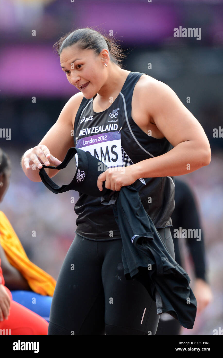 Olympische Spiele In London - Tag 10. Die Neuseeländerin Valerie Adams hat während des Women's Shot das Qualifying im Olympiastadion durchgeführt Stockfoto