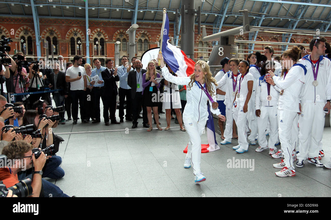 Marlene Harnois, die eine Bronzemedaille Taekwondo mit dem französischen Olympia-Team gewann, als sie die Olympischen Spiele 2012 in London auf Eurostar vom Bahnhof St Pancras in London verlassen. Stockfoto