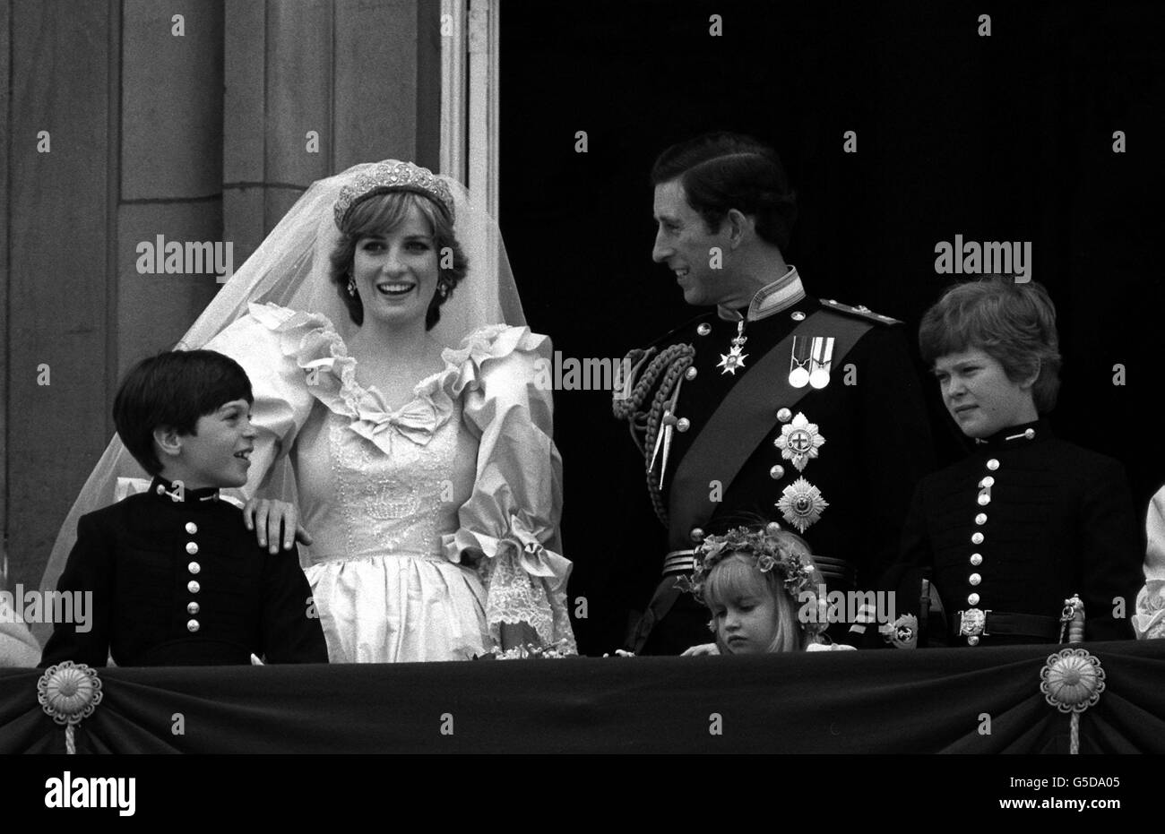 Auf dem Balkon, dem Buckingham Palace, lacht die Prinzessin von Wales, als sie ihre Hand auf die Schulter von Edward Van Cutsem legt, einem der Page-Jungen bei ihrer Hochzeit mit dem Prinz von Wales. Ebenfalls zu sehen sind Clementine Hambro (eine Brautjungfer) und Nichola Windsor (Page Boy). Stockfoto