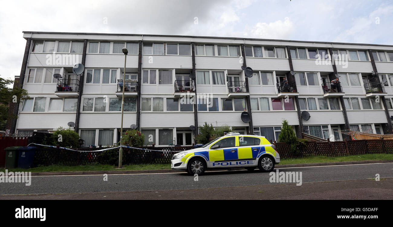 Polizei vor dem Wohnblock in Brüder Wharf, Oxford, wo der Körper einer Frau in den 50er Jahren heute Morgen gefunden wurde. Thames Valley Police kamen in die Wohnungen, die am Ufer der Themse um 07:45 und haben eine 29 Jahre alte Frau am Tatort verhaftet. Stockfoto