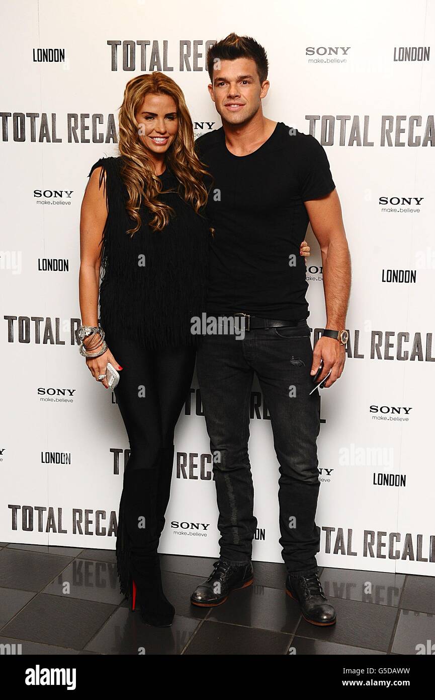 Katie Price und Leandro Penna kommen zur britischen Premiere von Total Recall im Vue West End in London. DRÜCKEN SIE VERBANDSFOTO. Bilddatum: Donnerstag, 16. August 2012. Bildnachweis sollte lauten: Rick Findler/PA Wire Stockfoto