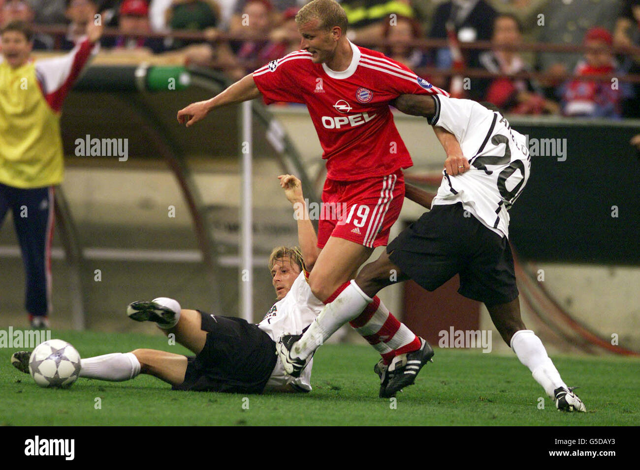 Bayern der Münchner Carsten Jancker (Mitte) kommt beim UEFA Champions League Finale im San Siro, Mailand, Italien, an der Gaizka Mendieta (unten) und Jocelyn Angloma (rechts) vorbei. Stockfoto