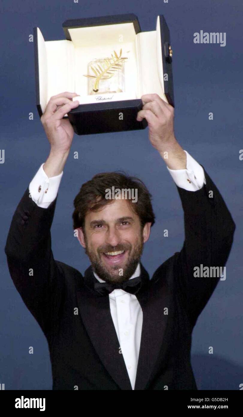 Der italienische Regisseur Nanni Moretti feiert den Gewinn der Palme d'Or für seinen Film La Stanzadel Figlio im Palais des Festivals in Cannes bei der Abschlussfeier der 54. Filmfestspiele von Cannes. Stockfoto