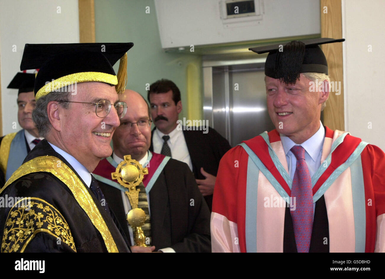 Der ehemalige US-Präsident Bill Clinton und Senator George Mitchell, der Kanzler der Queen's University Belfast, Nordirland. Clinton wurde für seinen Beitrag zum Friedensprozess in Nordirland mit dem Ehrendoktortitel "Doktor der Gesetze" ausgezeichnet. *..., während einer Zeremonie in der Waterfront Hall der Stadt. Stockfoto