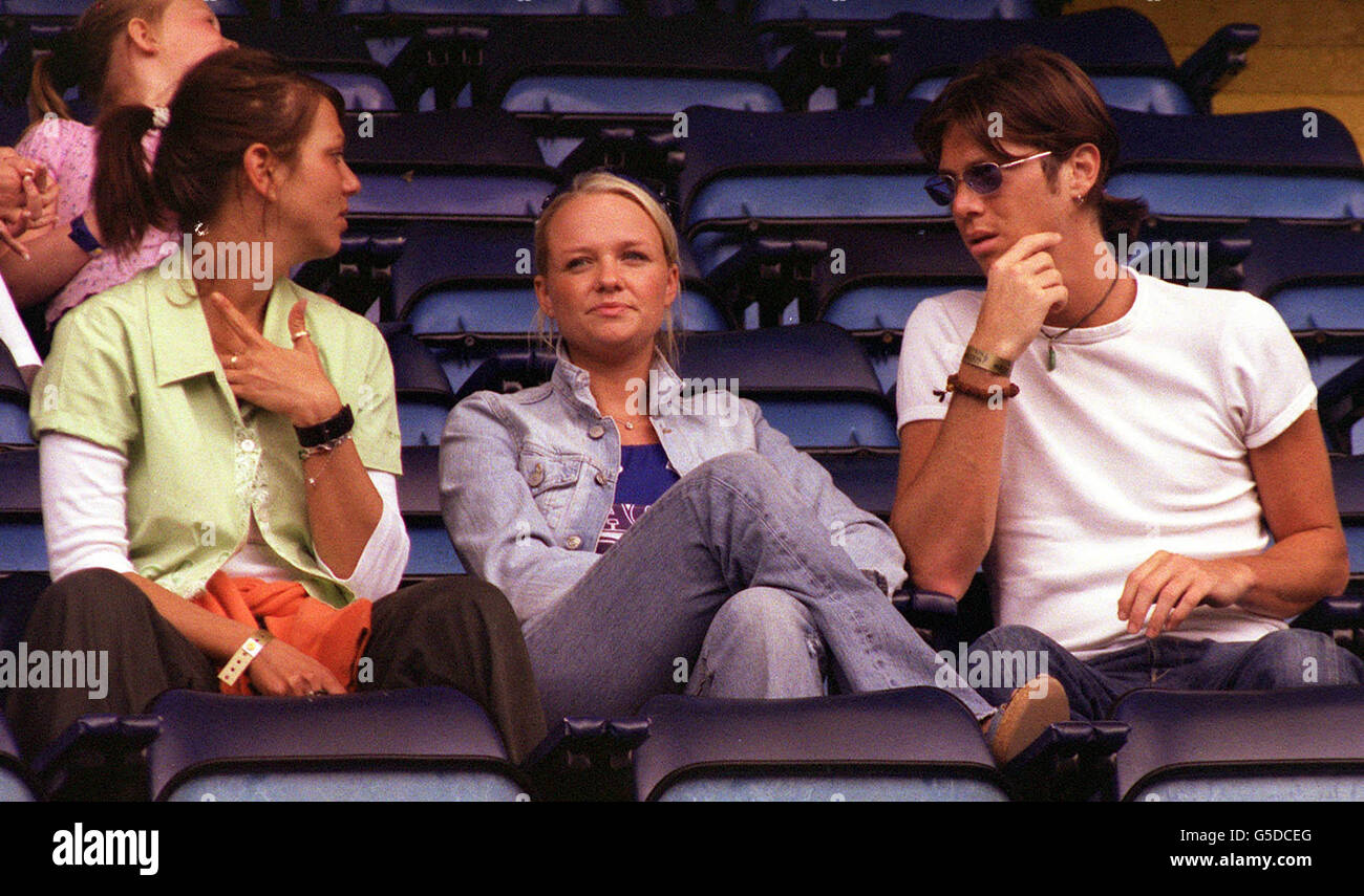 Spice Girl Emma Bunton (Mitte) beobachtet mit Freunden während des Fußballturniers Music Industry Soccer Six 2001, das auf dem Stamford Bridge Ground des FC Chelsea stattfindet. Emmas Freund Jade Jones von der Band Damage spielte beim Promi-Turnier. Stockfoto