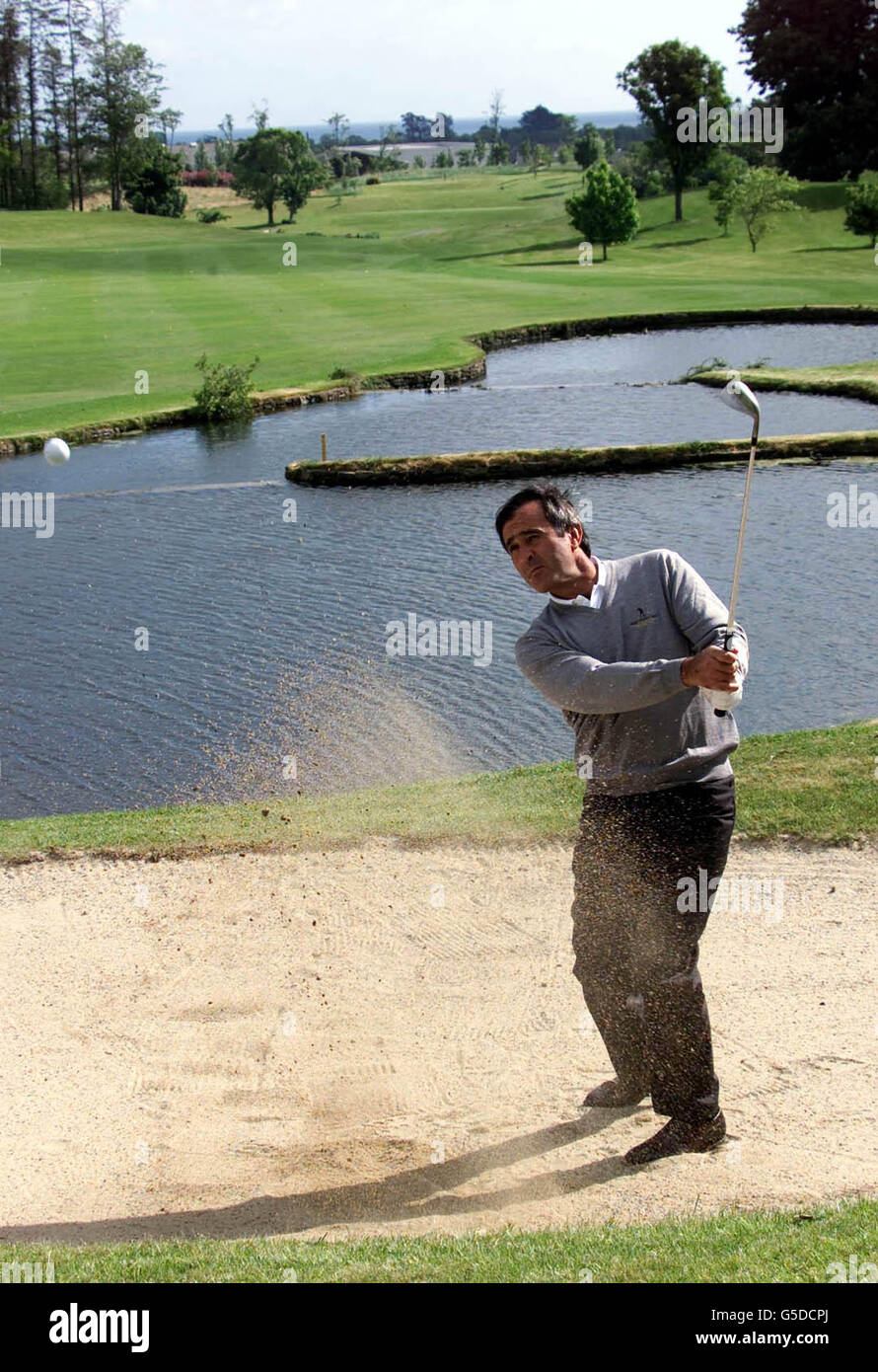 Der dreifache Open-Champion Seve Ballesteros spielt aus einem Bunker auf dem 18. Green im Druids Glen Golf Club in Co. Wicklow, wo er die zweite Biennial Seve Trophy 2002 ankündigte, die in Irland stattfinden wird. * die dreitägige Veranstaltung, die zu Ehren des spanischen Golfers benannt wurde, umfasst Teams von 10 Spielern zwischen Großbritannien und Irland und dem europäischen Kontinent und wird vom 19. Bis 21. April 2002 im Druids Glen Golf Club gespielt. Stockfoto