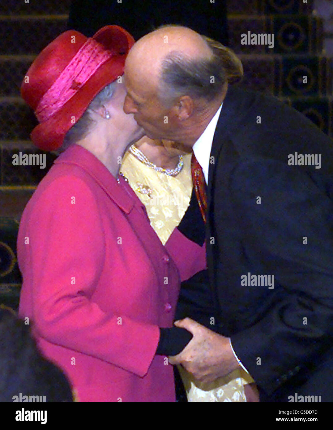 König Harald (rechts) von Norwegen sagt Auf Wiedersehen zur britischen Königin Elisabeth II. Auf den Stufen des Königspalastes in Oslo, am Ende ihres Staatsbesuchs in Norwegen. Obwohl der Besuch weniger als drei Tage dauerte, mit einer Reiseroute von nur eineinhalb Tagen, * ...die Beamten des Buckingham Palace bewerteten die Reise als Erfolg. Stockfoto