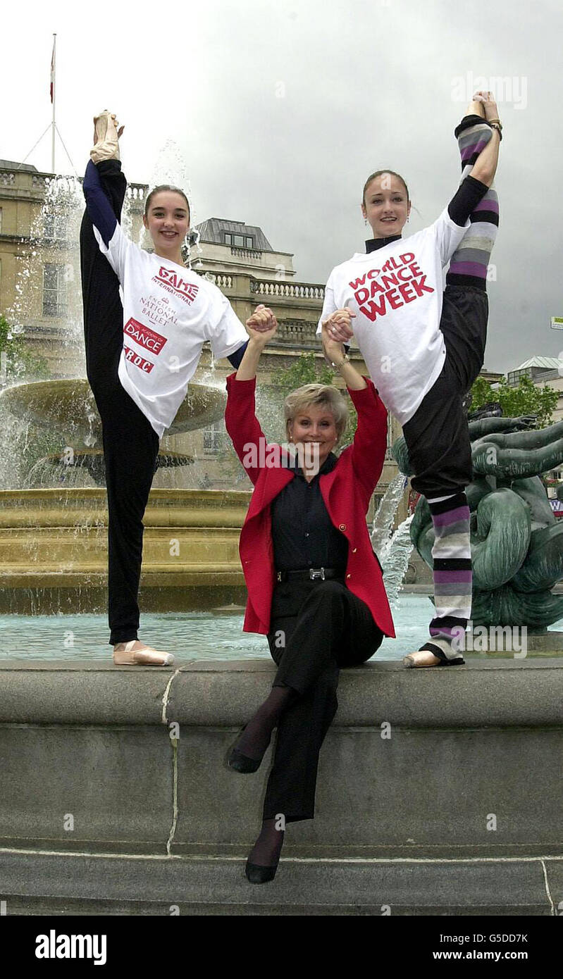 TV-Moderatorin Angela Rippon unterstützt die Tänzerinnen Caroline Duprot (links) und Adela Ramirez vom English National Ballet bei der Förderung der World Dance Week am Trafalgar Square in London. Stockfoto