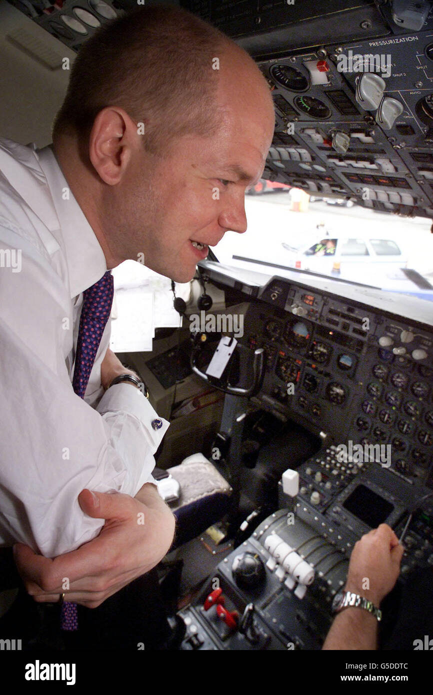 Der konservative Parteiführer William Hague im Cockpit seines Generalwahlkampfjets. In einer Keynote-Rede vor einem Publikum aus der asiatischen Gemeinschaft in Bradford versuchte Hague, den Vorwurf des Rassismus abzuschütteln, der seine Partei während des gesamten Wahlkampfs durchgehalten hat. *Er sagte: 'Es hat mir nie etwas ausgemacht, ob die Menschen muslimisch, christlich, hinduistisch, Sikh, jüdisch, weiß, schwarz oder asiatisch sind. Meiner Meinung nach sind wir alle so britisch wie einander." Herr Hague sprach neben dem muslimischen Kandidaten der Tories für Bradford West, Mohammed Riaz. Dan Chung/Reuters Pool. Stockfoto