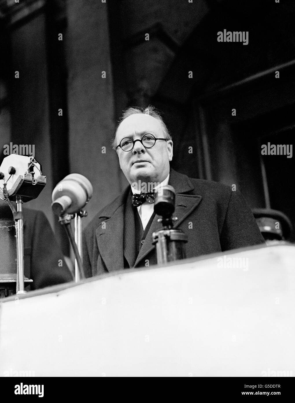 Winston Churchill spricht während der europäischen Krise (dem Beginn des Zweiten Weltkriegs) im Mansion House, London, zu einem Rekrutierungstreffen. Stockfoto