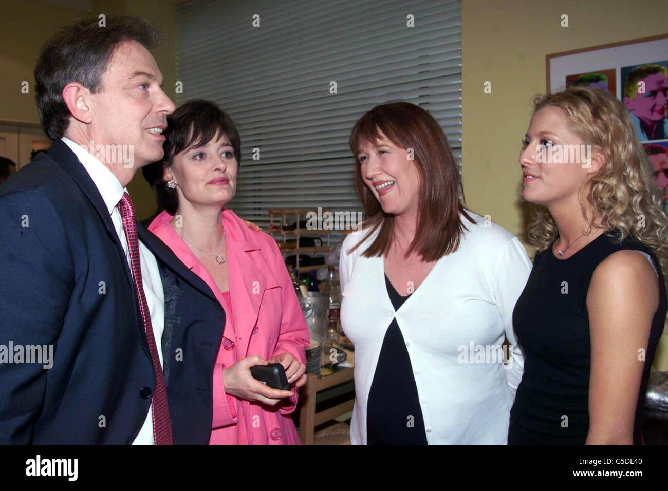 Der britische Premierminister Tony Blair, begleitet von seiner Frau Cherie (2. Links) auf dem Seifenset der auf Liverpool basierenden Seife Brookside, mit den Schauspielerinnen Sarah White und Suzanne Collins (R), als sein Wahlkampf ihn in den Nordwesten führt. Stockfoto