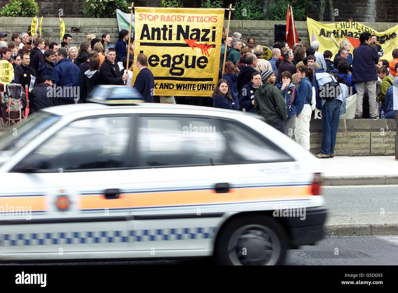 Mitglieder der Anti-Nazi-Liga winken Plakate vor dem Bürgerzentrum in Oldham, Greater Manchester. Stockfoto