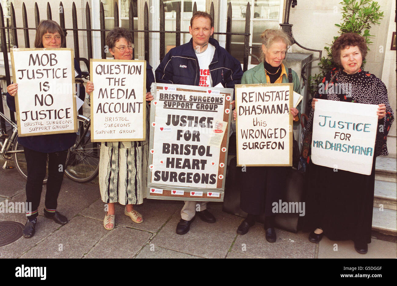 Unterstützer von Janardan Dhasmana, einem der Chirurgen im Zentrum des Bristol Heart Babies Skandals vor dem GMC Bristol Babies Hearing in London. *...Dhasmana wendet sich bei der GMC an, nach einem dreijährigen Verbot, das 1998 verhängt wurde, als er des schweren beruflichen Fehlverhaltens für schuldig befunden wurde, wieder mit der Arbeit an Kindern zu beginnen. * von links: Clare Shanks, Maureen Lee, Tony Collins, Sophy Gairdner (korrekt) und Dr. Vivienne Zinober Stockfoto