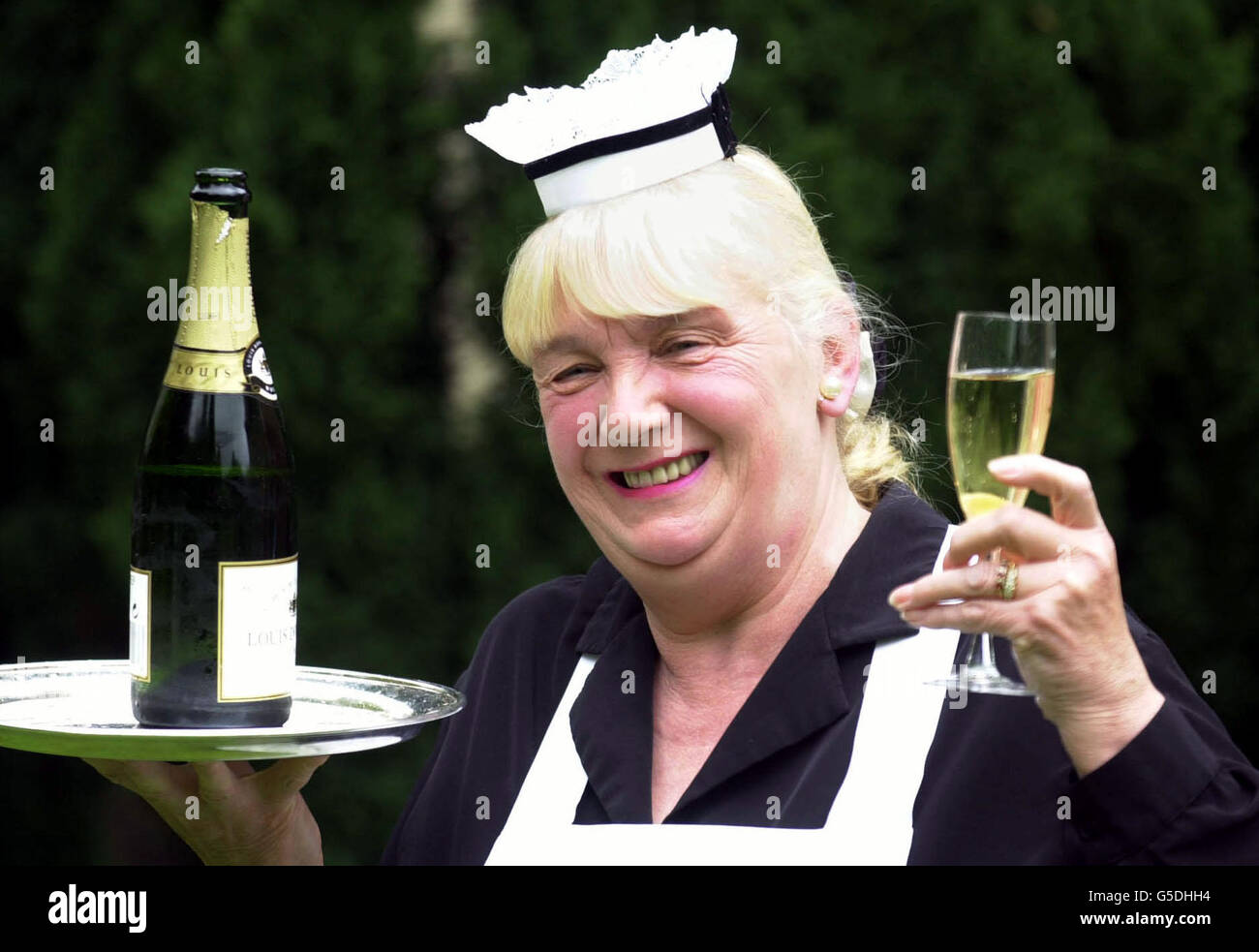 Jean Barton, bei der Arbeit im Black Swan Hotel, Helmsley bei York, nach der Ankündigung, dass sie einen MBE für Dienstleistungen für die Gastronomie in der Queen's Birthday Honors List erhalten sollte. Stockfoto