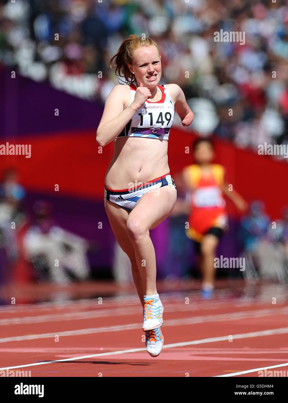 Die britische Sally Brown in Aktion bei den Damen-200-m-Läufen (T46) im Olympiastadion im Olympiapark. Stockfoto