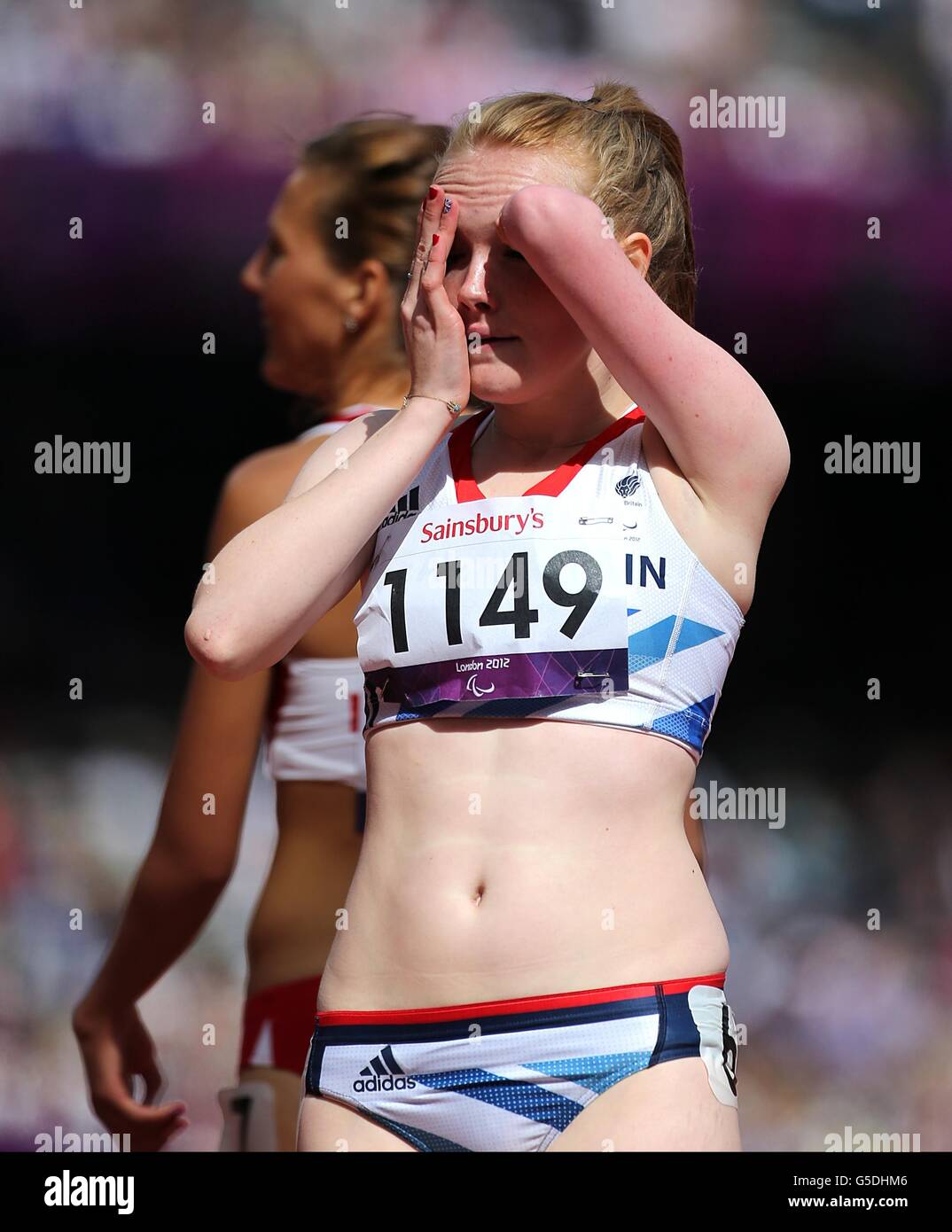 Die britische Sally Brown sieht nach der Qualifikation bei den Frauen-Läufen über 200 m (T46) im Olympiastadion im Olympiapark depriziert aus. Stockfoto