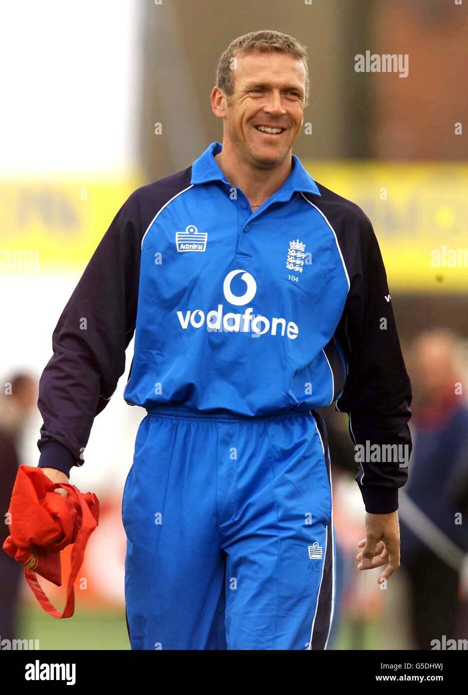 Der englische Alec Stewart lächelt vor dem dreieckigen One Day-Spiel der NatWest Series gegen Pakistan in Headingley, Leeds. *16/09/02 England Wicketkeeper Alec Stewart. England ging in das heutige ICC Champions Trophy Warm-up Spiel gegen Bangladesch mit einem rechtzeitigen Vertrauensvotum von ihrem erfahrenen Wicketkeeper-Batman Alec Stewart. Der 39-Jährige war in den letzten 13 Jahren in oder um den englischen Kader - aber er glaubt, dass die voll-fit-Version der aktuellen eintägigen Seite möglicherweise die beste ist, in der er gespielt hat. Stewart besteht darauf, seine und England's erste Priorität ist, zu versuchen, die zu gewinnen Stockfoto