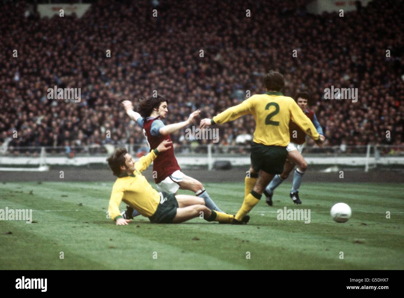 Fußball - League Cup Finale - Aston Villa gegen Norwich City. Brian Little Aston Villa (Mitte) tritt gegen zwei Norwich City Defenders an Stockfoto