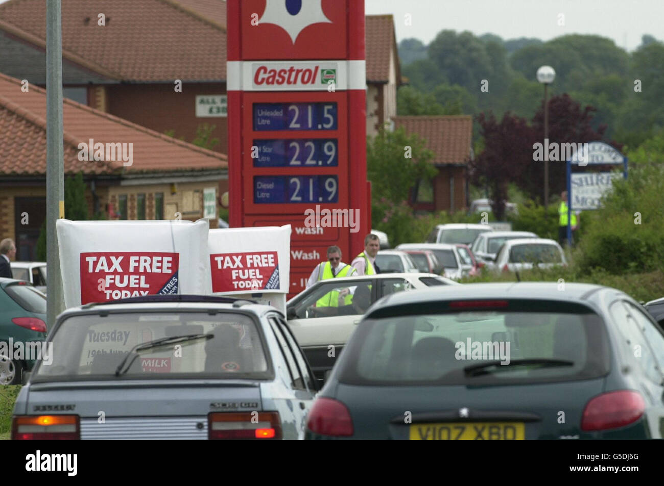 Warteschlangen für steuerfreien Kraftstoff an einer Murco-Tankstelle in Deanshanger in der Nähe von Milton Keynes, Buckinghamshire, die Teil einer Aktion ist, die das Unternehmen ausgibt, um zu zeigen, wie viel Steuern die Autofahrer kosten. Stockfoto