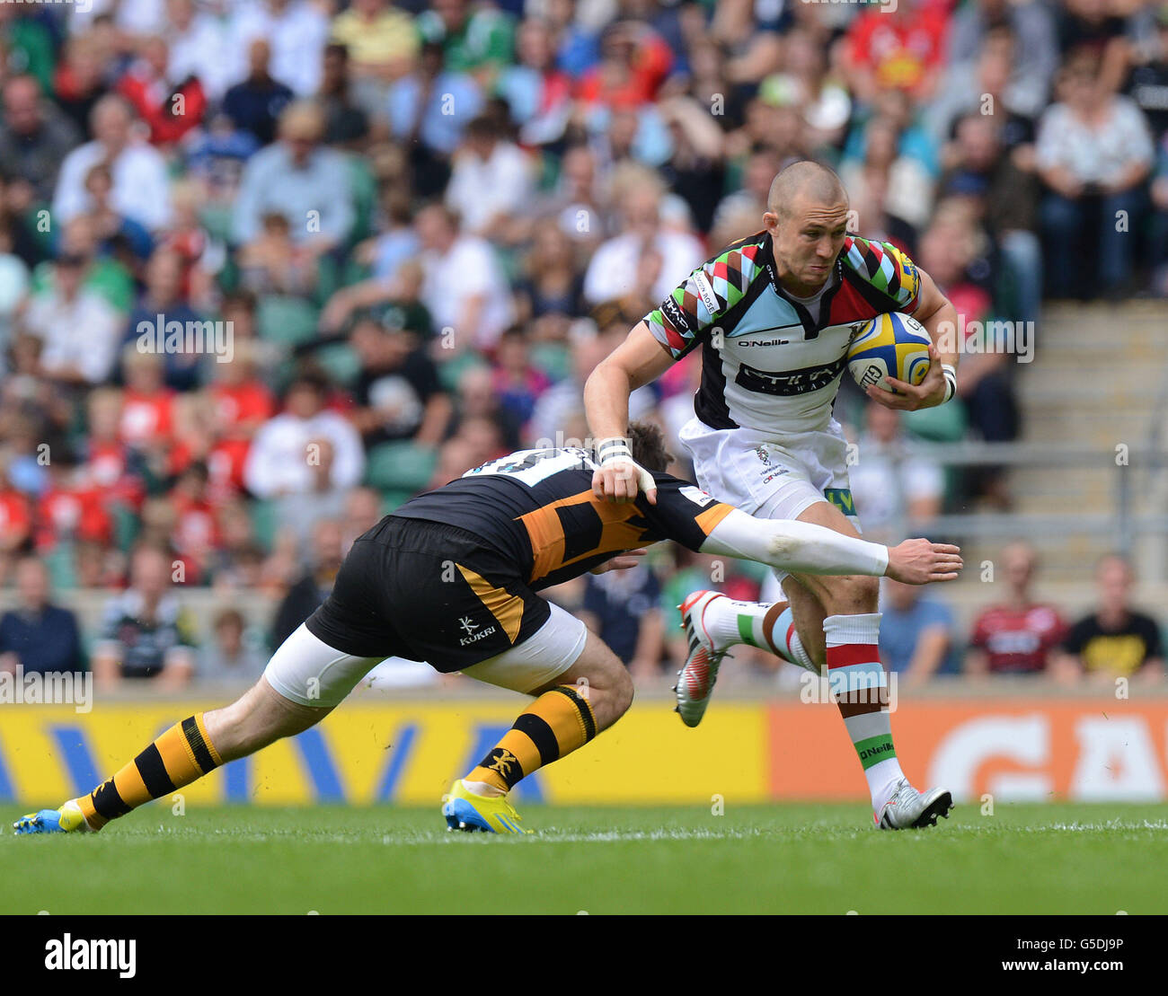 Rugby Union - Aviva Premiership - London Wasps / Harlequins - Twickenham. Elliot Daly von London Wasps bekämpft Harlequins Mike Brown während des Spiels der Aviva Premiership in Twickenham, London. Stockfoto