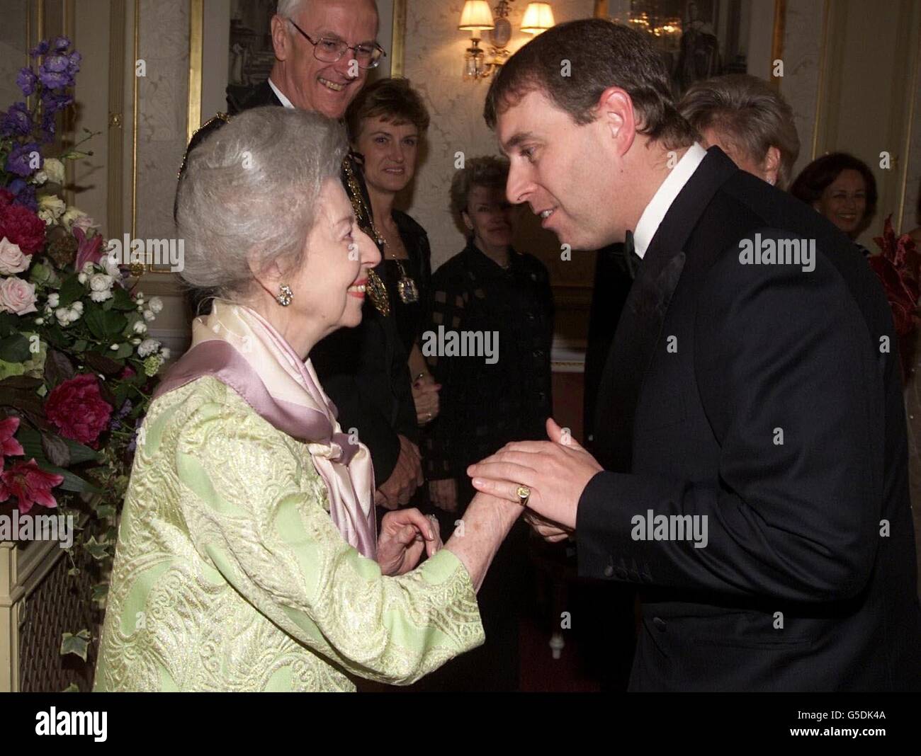 Der Herzog von York, Patron des English National Ballet, wird von Dame Alicia Markova, Präsidentin des ENB, begrüßt, als er in der Royal Albert Hall in London ankommt, um an der Royal Gala Performance von Romeo und Julia des ENB teilzunehmen. * Dies ist sein erstes offizielles Engagement als Patron der Ballettcompagnie. Stockfoto
