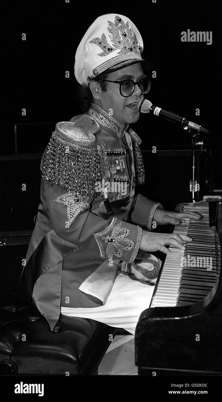 1982: Ein neues Porträt des Pianisten und Sängers Elton John, der schon immer ausgefallenische Outfits, Hüte und Brillen bevorzugt hat. BERÜHMTHEIT Stockfoto
