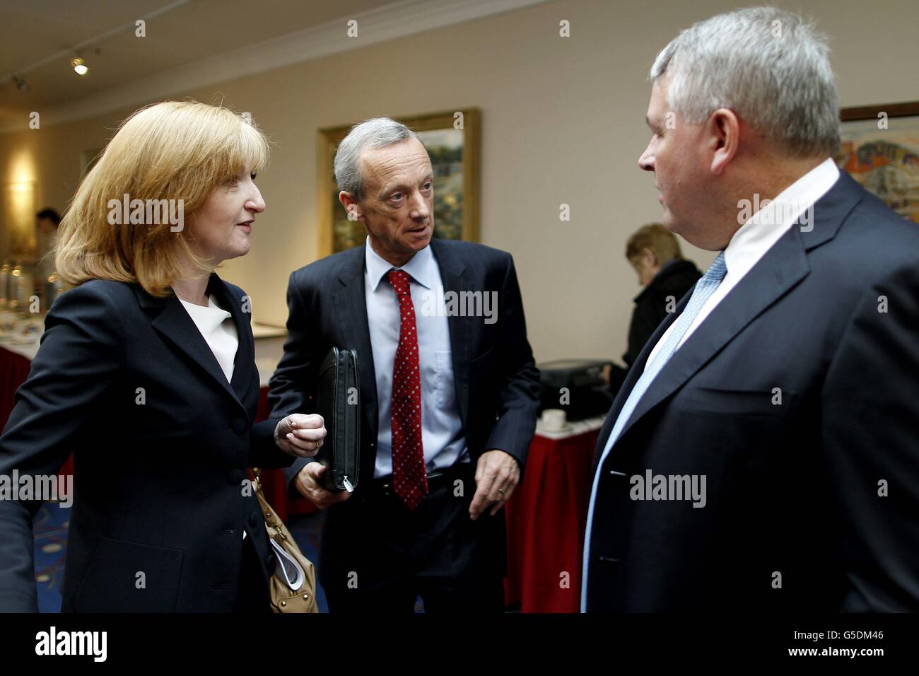 Vincent Crowley (Mitte), Chief Executive von Independent News and Media (INM), sprach nach der außerordentlichen Generalversammlung des INM mit Lucy Gaffney (links) und Paul Connolly (rechts), Direktorin des Conrad Hotels in Dublin. Stockfoto