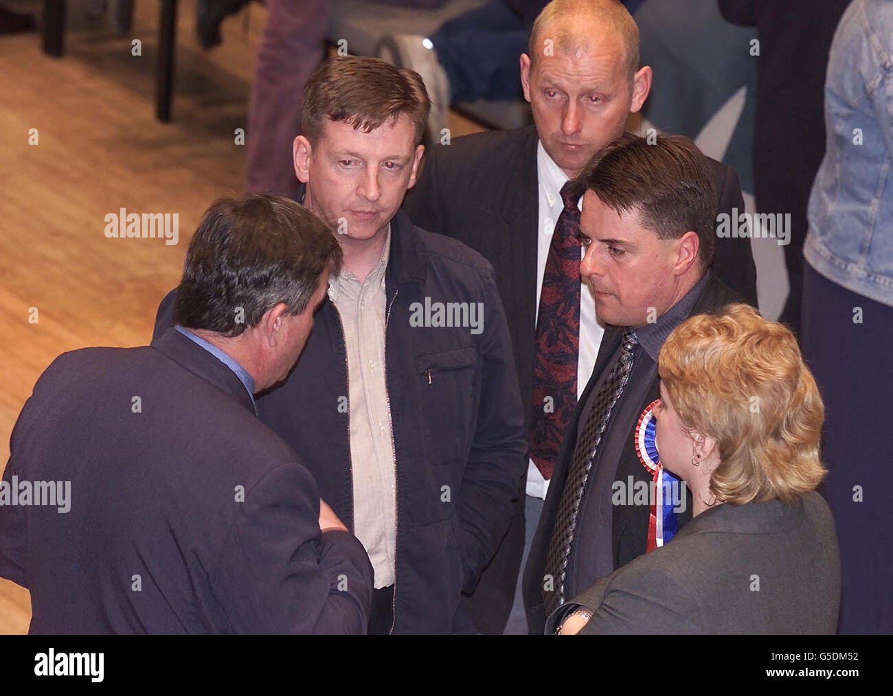 Nick Griffin (rechts, mit Rosette), Vorsitzender der britischen National Party und Kandidat für den Sitz von Oldham West und Royton, plaudert mit Mick Treacy (links unten), einem anderen BNP-Kandidaten, der gegen den Sitz von Oldham East und Saddleworth kämpft. * ...während die Auszählung der Parlamentswahlen im Konferenzzentrum von Queen Elizabeth II in Oldham beginnt, wo Herr Griffin gegen den Sitz von Oldham West und Royton kämpft. Stockfoto